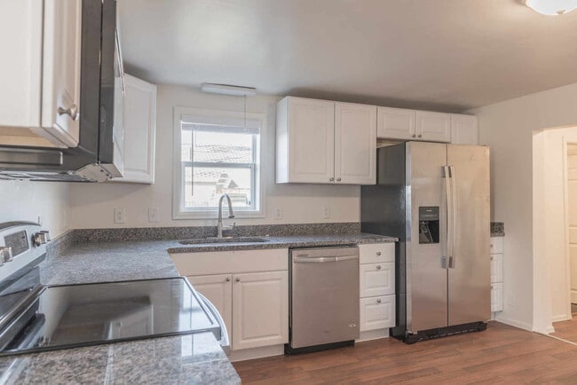 Building Photo - UPDATED 2 Bedrm  1Bath Home - Granite, Stainless Steel Appliances