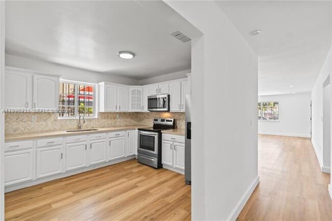 Building Photo - 361 E 39th St