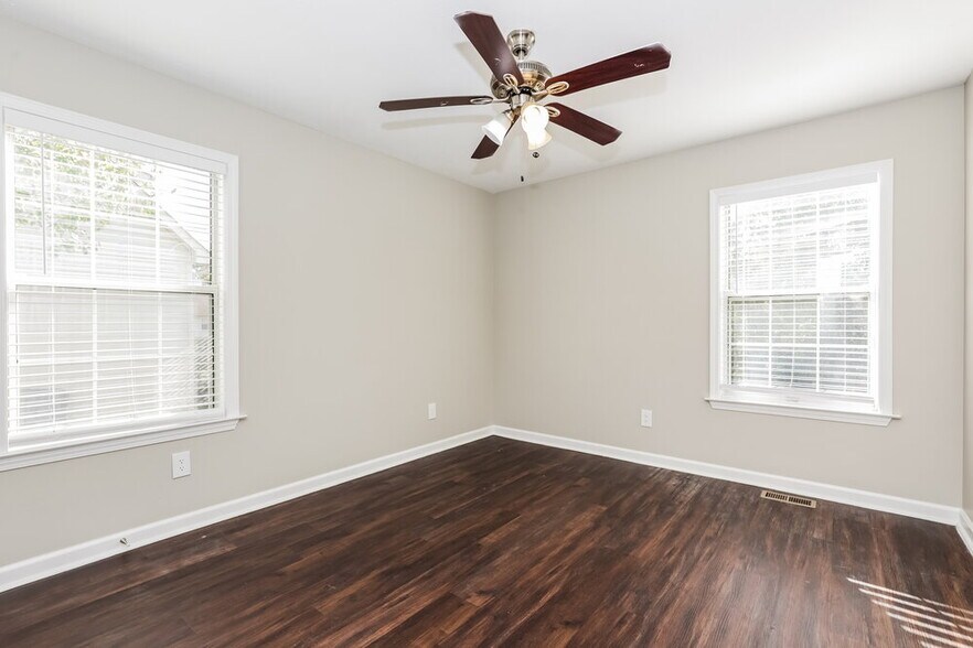 Building Photo - 610 E Lake Cove