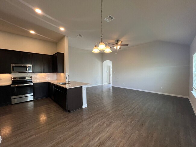 Building Photo - Luxury 3/2 Duplex in Seguin, Texas