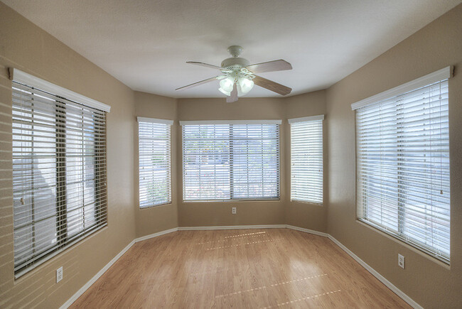 Building Photo - 3Bed/2Bath House at Greenway/Litchfield! J...