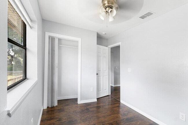 Building Photo - Cute 2 bedroom 1 bathroom Single Family House great location!