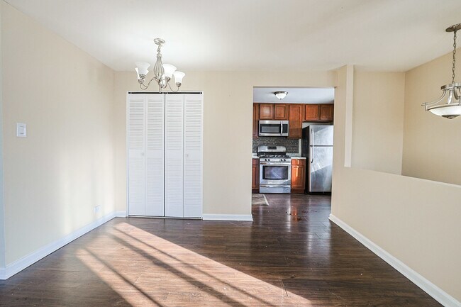 Building Photo - 107 Tonset Ct