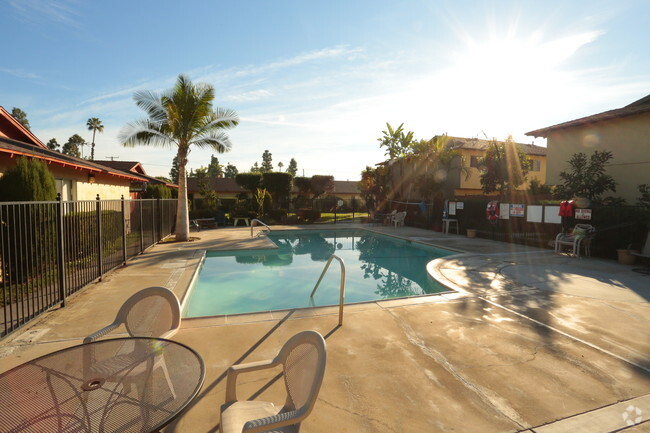 Building Photo - 1421 S Knott Ave