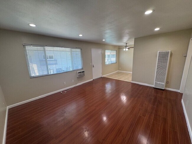 Building Photo - Long Beach 2 bed 1.5 Bath Condo - Pool, Laundry, & Parking included!