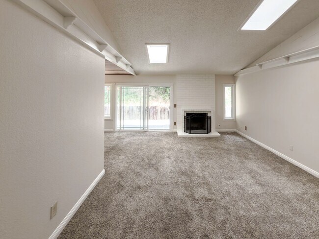 Building Photo - 3 Bedroom/2 Bathroom Private Home with Lar...