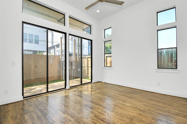 Building Photo - 732 W 22nd St