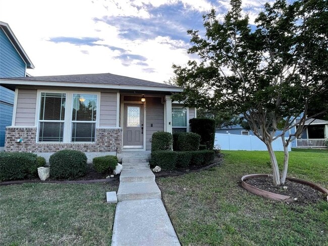 Primary Photo - 807 Alamo Plaza Dr