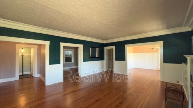 Building Photo - 837 SE Blakeley Ave