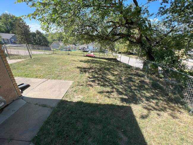 Building Photo - Bright & Spacious 3-Bedroom Duplex Unit on Large Corner Lot with Wood Floors & Garage!