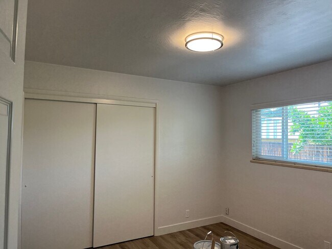 Building Photo - 2 Bedroom / 1 Bathroom Duplex in Old South...