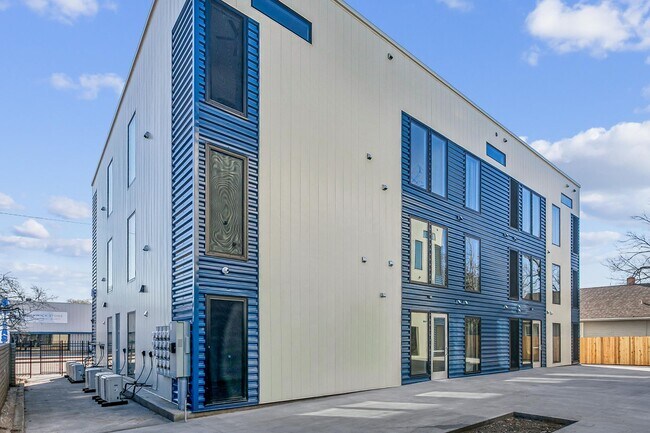 Building Photo - MOVE IN SPECIAL: MOVE IN BY APRIL 1, GET $1000 credit towards rent and/or monthly fees!