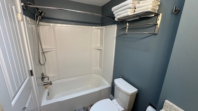 Building Photo - 505 Mt Hood Dr SW