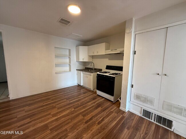 Building Photo - 1526 Yandell Dr