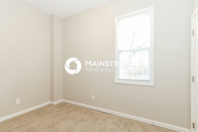 Building Photo - 4 Bedroom Pet-Friendly Home in Louisville, KY with Main Street Renewal