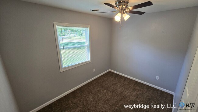 Building Photo - 3 bed 1 bath in Northbook on corner of Lor...