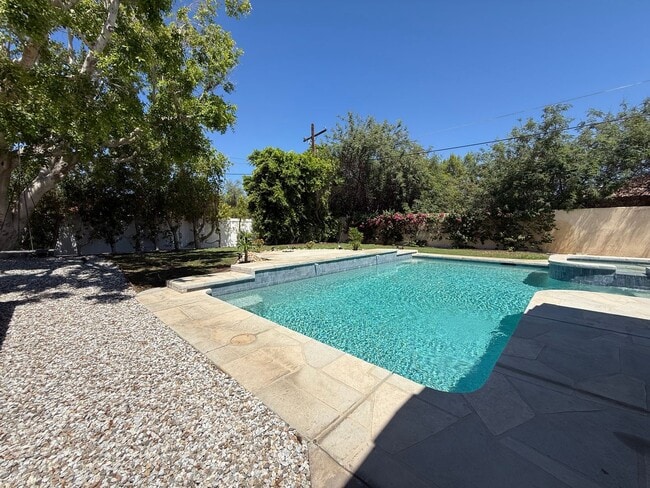 Building Photo - Gorgeous 3 bedrooms, 2.5 baths home