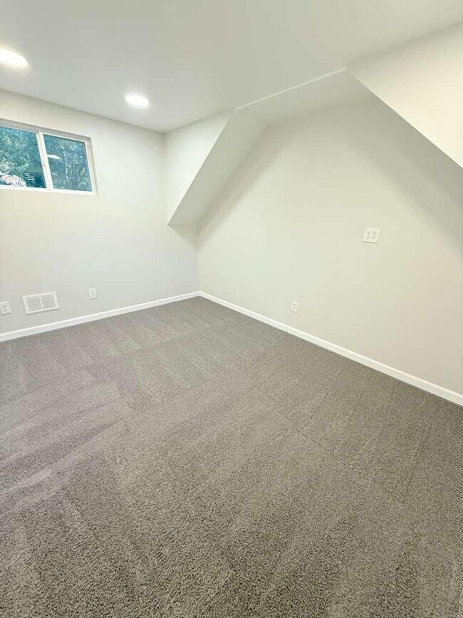 Building Photo - Spacious and beautifully updated 4-bedroom, 2-bath