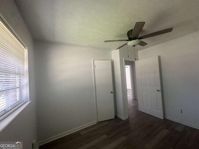 Building Photo - 1009 Pinecrest Dr