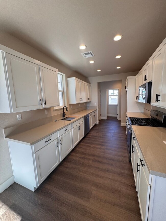 Building Photo - NEW! 3/2.5/2 Townhome in Gardnerville