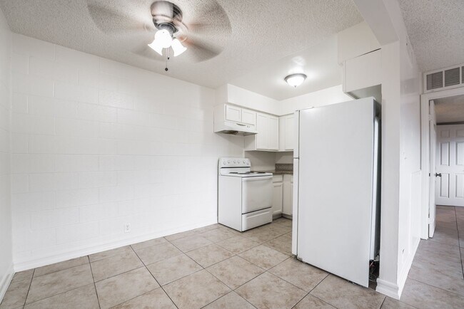 Building Photo - 1 Bedroom Downstairs  Condo Unit Near the Strip! Move in Special $199 for the first month rent!