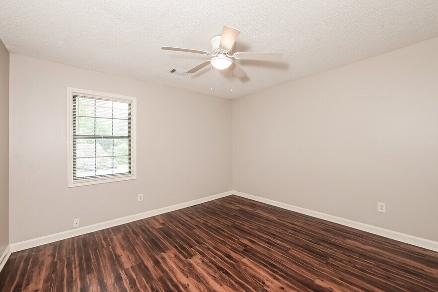 Building Photo - 5009 Hawthorne Ct