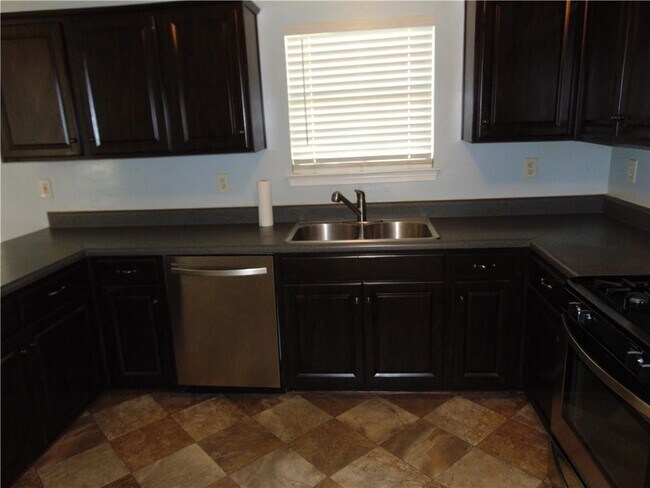 Building Photo - 611 Dove Ln