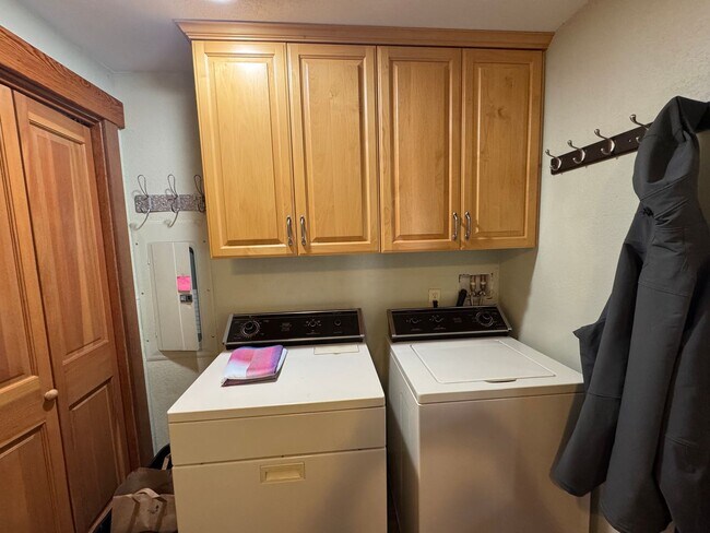 Building Photo - Beach House, Fully Furnished, Short Term J...