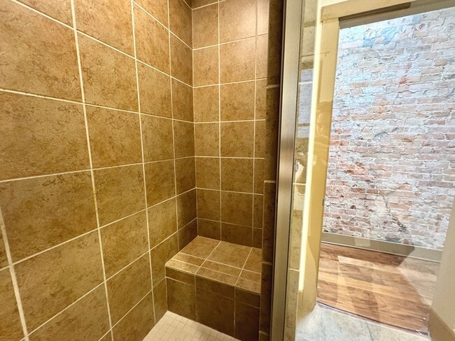 Building Photo - 641 Walnut St