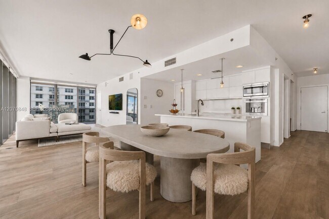 Building Photo - 5875 Collins Ave