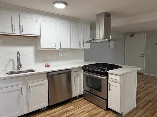 Building Photo - 210 6th St