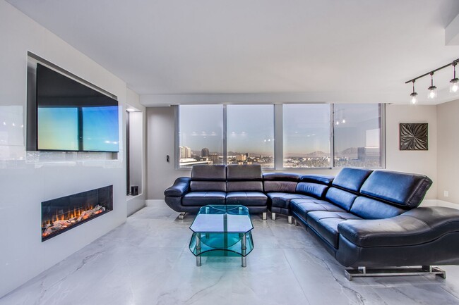 Building Photo - 2 bed 2 bath fully furnished luxury condo ...