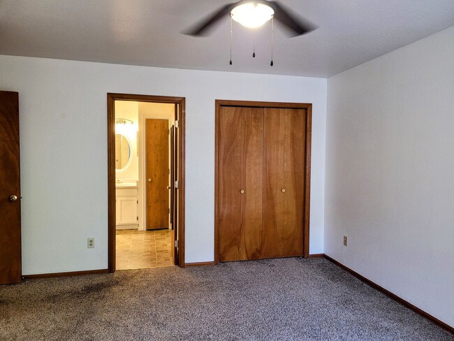 Building Photo - Spacious clean 2 bedroom unit, close to ev...