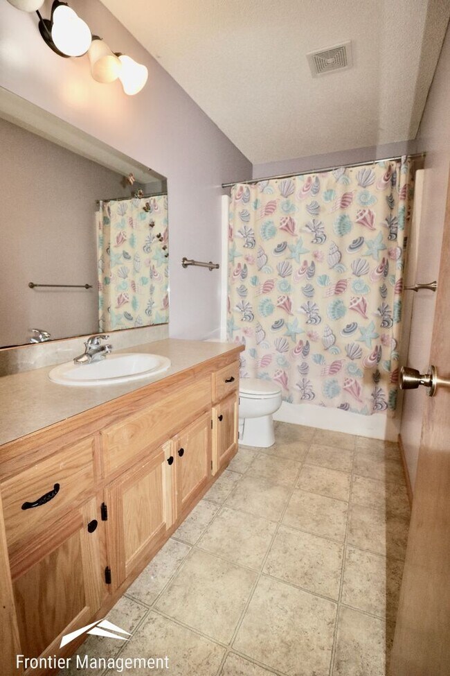 Building Photo - Beautiful 3 bedroom home just minutes from Manhattan and Fort Riley!