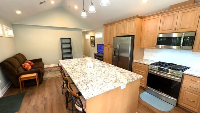 Building Photo - New Custom 2 Bed 2 Bath Furnished
