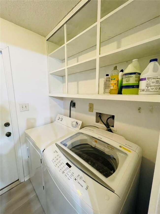 Building Photo - 3 Bedroom, 2.5 Bath home with upgraded kit...