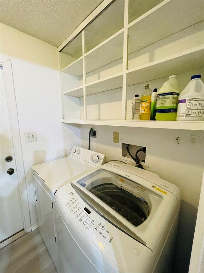 Building Photo - 3 Bedroom, 2.5 Bath home with upgraded kitchen, close to beaches, restaurants, and downtown!!