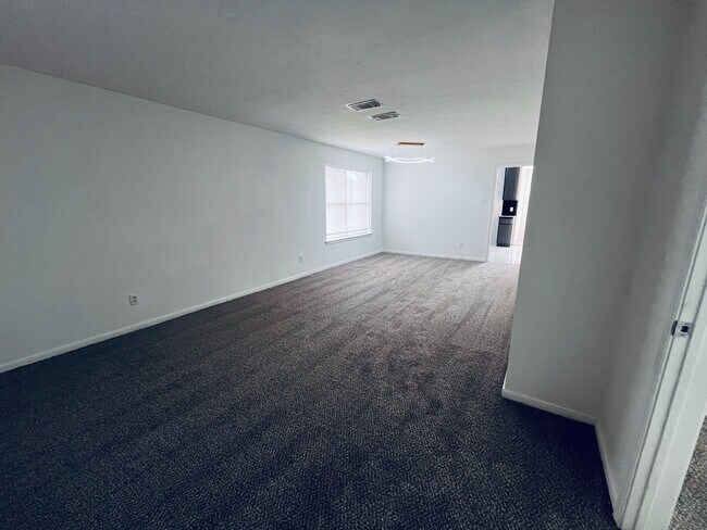 Building Photo - 2206 Laurel Oak Dr