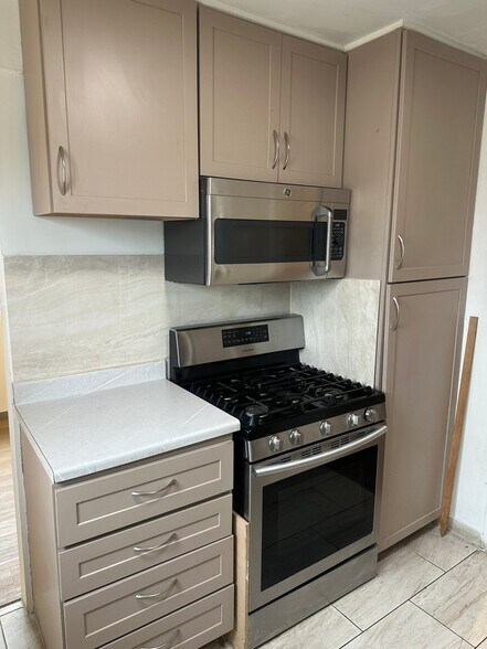 Building Photo - 1315 1/2 W 97th St