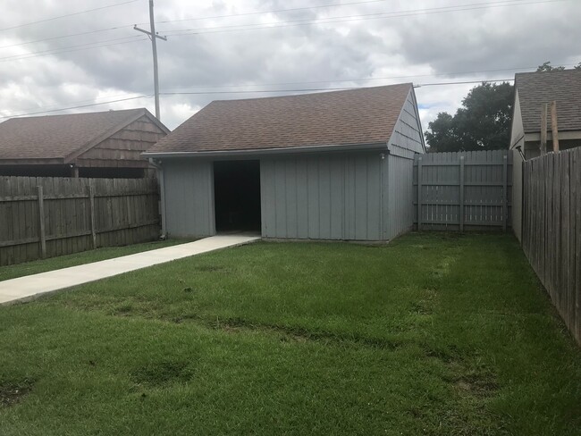 Building Photo - Beautiful renovated two story house