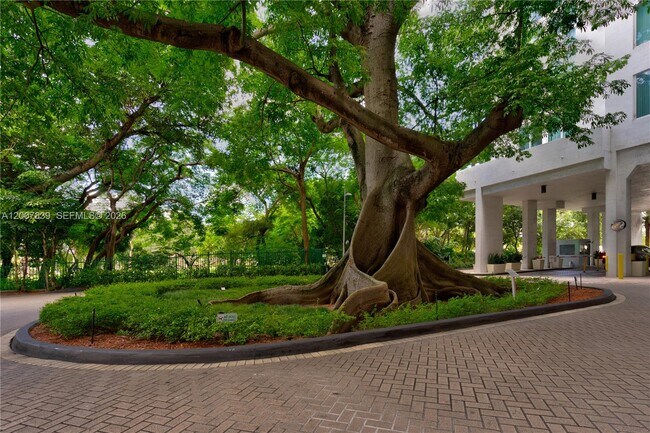 Building Photo - 1871 NW S River Dr