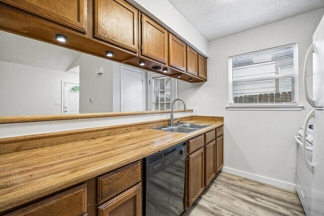 Building Photo - 904 Sirocco Dr