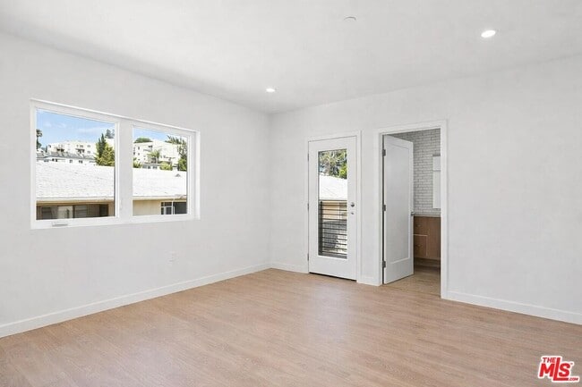 Building Photo - 2120 Beachwood Dr
