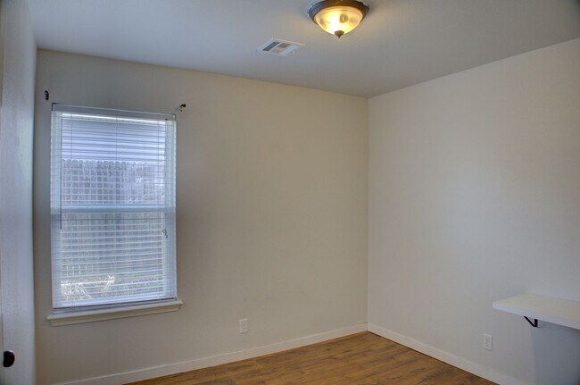 Building Photo - Coming Soon! 3 bed/2 bath!