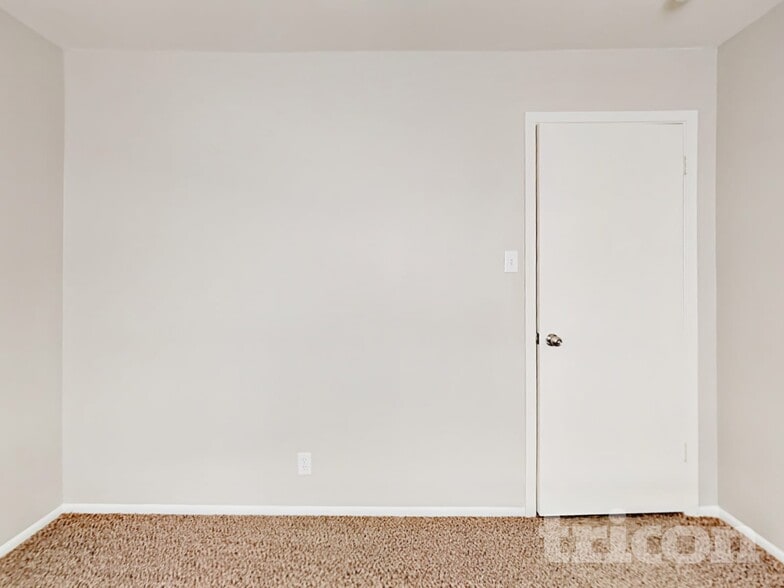 Building Photo - 7606 Chatsworth