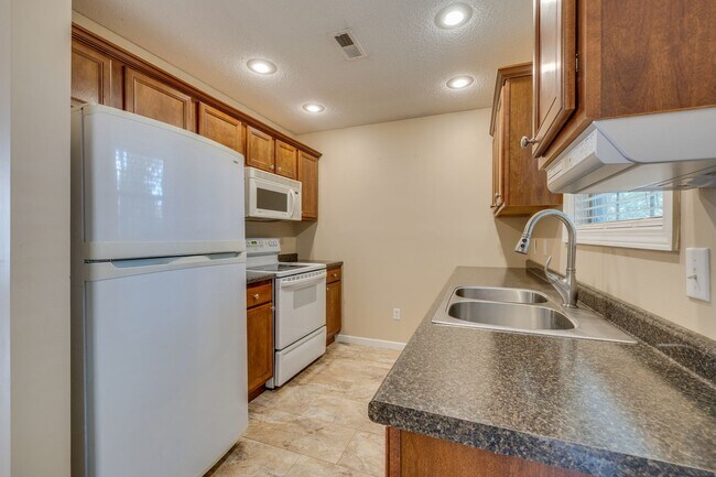 Building Photo - 2 br/ 2.5 bath condo in Johnson City TN
