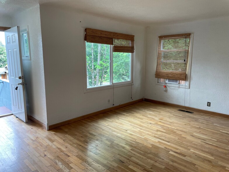 Building Photo - 562 Kelly Blvd