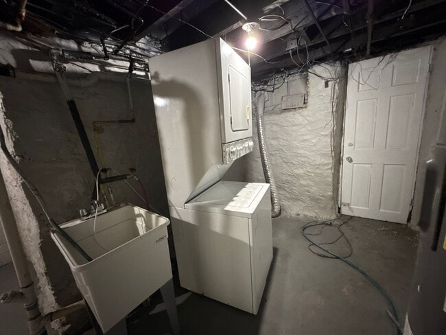 Building Photo - cozy 2 bedroom house in Baltimore