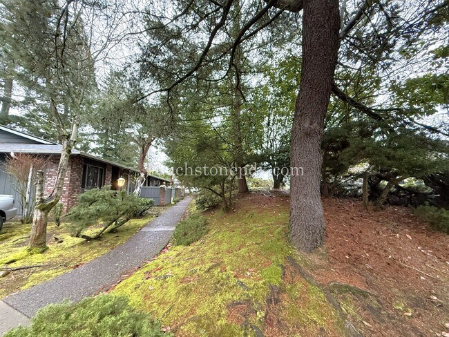 Building Photo - Cozy 2BD Apartment with Patio, East Portland