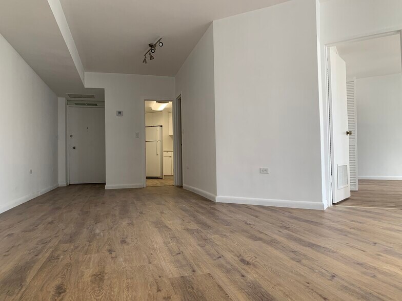 Building Photo - 999 Brickell Bay Dr